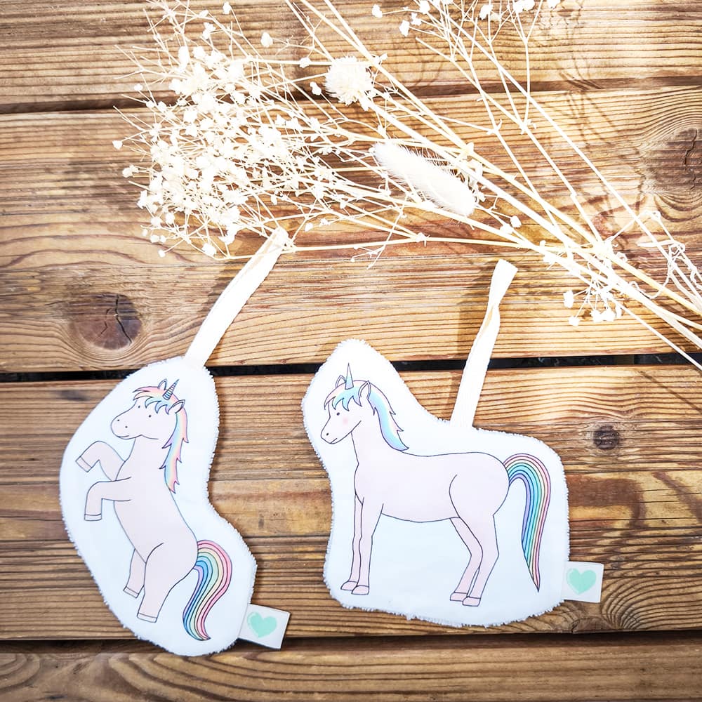 doudou attache tétine en tissus licorne de couleur blanche ou rose, vue de face, fabriqué avec amour en France