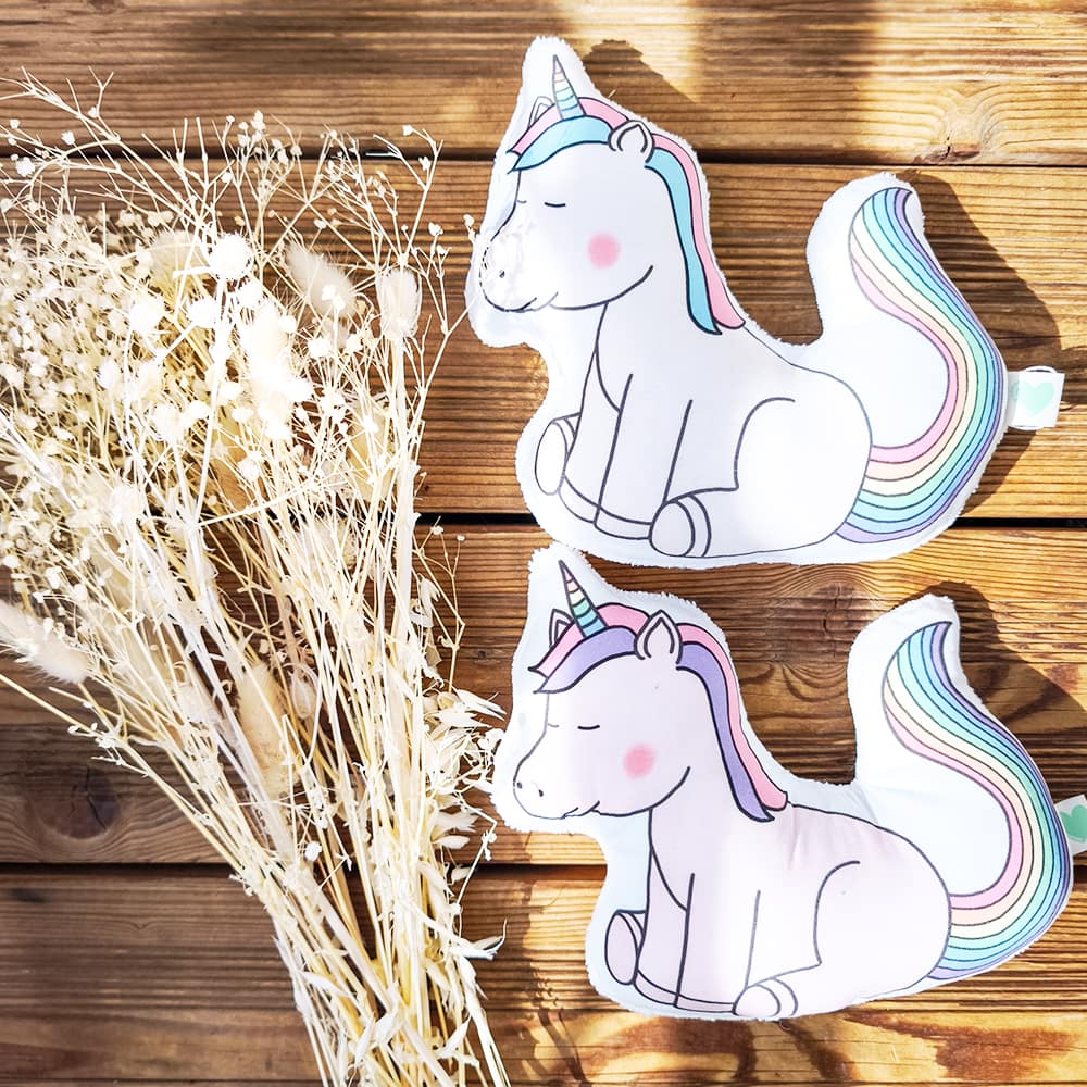 coussins doudou animal licorne de couleur blanche ou rose, vue de face, fabriqué avec amour en France
