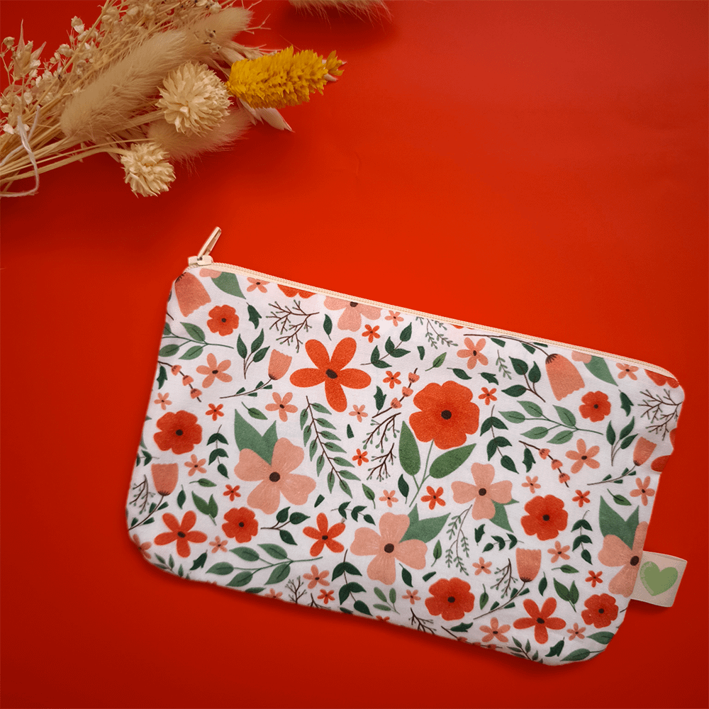 photo de la pochette en tissu jardin anglais sur fond rouge avec des fleurs sechées