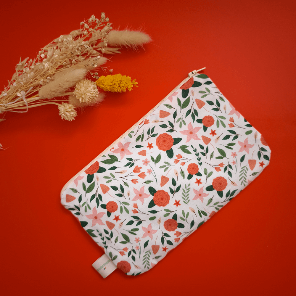 photo de la pochette en tissu jardin enchanté sur fond rouge avec des fleurs sechées