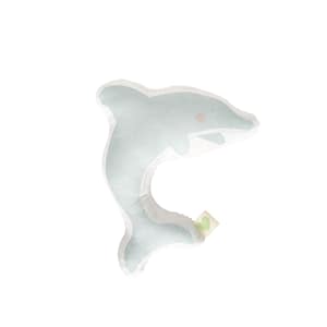 coussin doudou animal en forme de dauphin de couleur bleu, vue de face. fabrication française