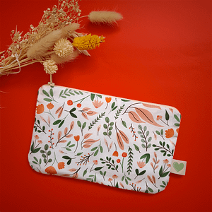 photo de la pochette en tissu jardin poudré sur fond rouge avec des fleurs sechées